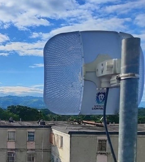Antena de radioenlace Liontech instalada en un edificio en Cúa